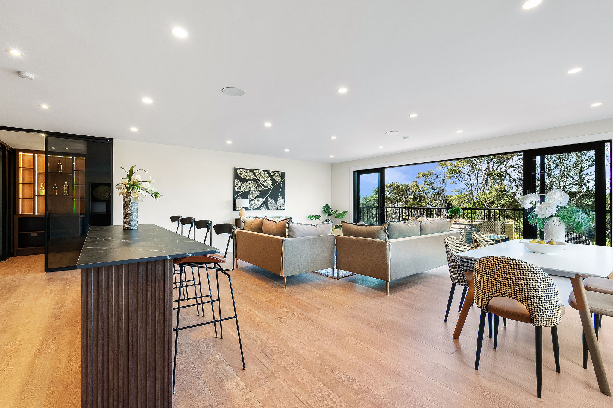 Living area connected to the kitchen and outdoor outlook
