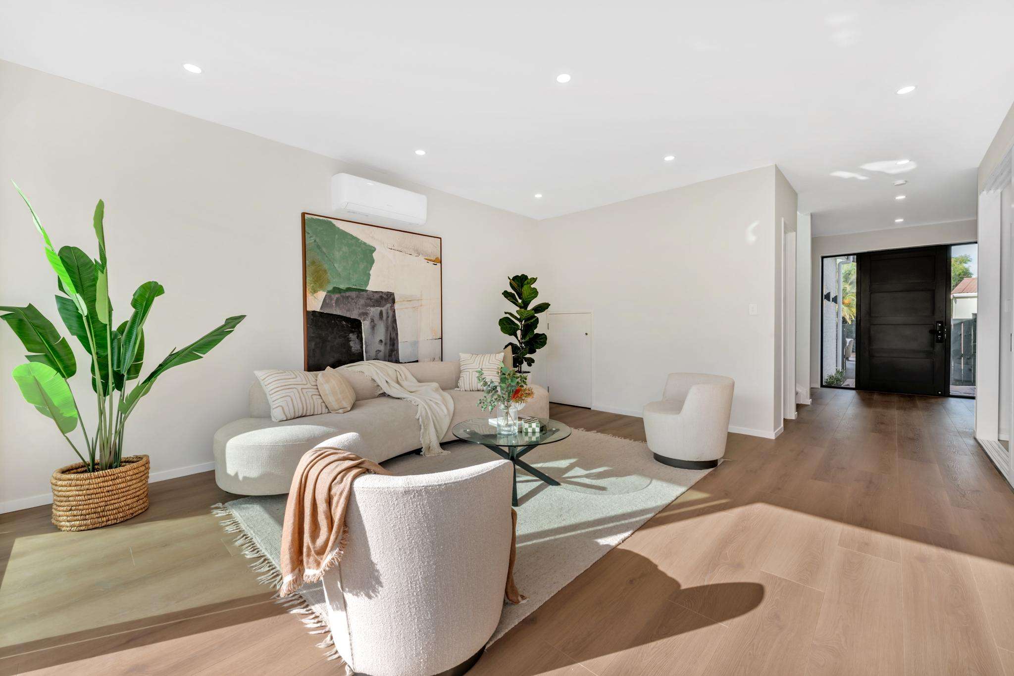 Light-filled living room and garden connection
