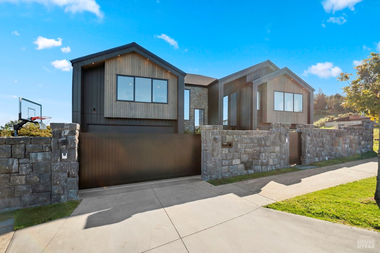 山墙临街立面与石墙近景