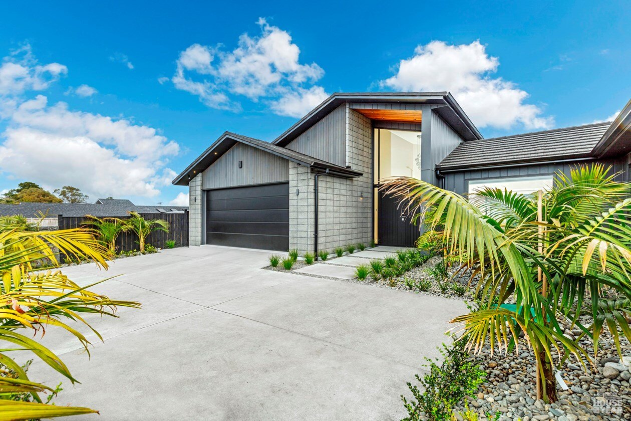 Street-facing view of the completed 44 Kewa Road residence